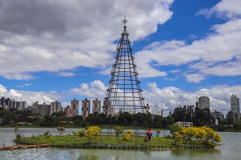 Parque Barigui recebe estrutura de árvore de Natal gigante