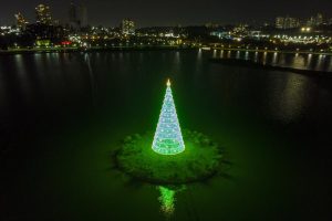 Maior árvore de Natal tem 54 mil pontos de luz