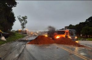 Bloqueios ilegais em rodovias no Paraná; acompanhe