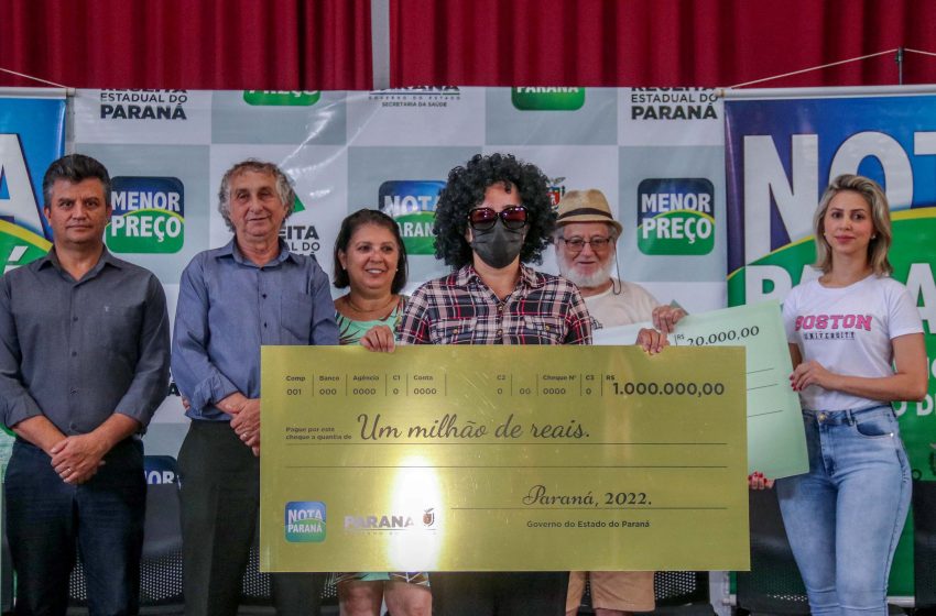  Ganhadora do Nota Paraná retira o prêmio de R$1milhão disfarçada