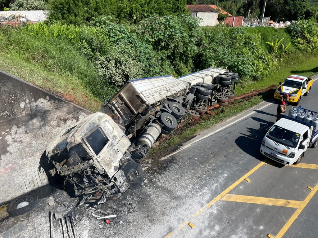 Caminhão tomba e pega fogo no Contorno Norte, em Curitiba