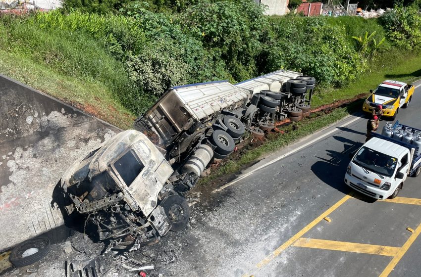  Caminhão tomba e pega fogo no Contorno Norte, em Curitiba