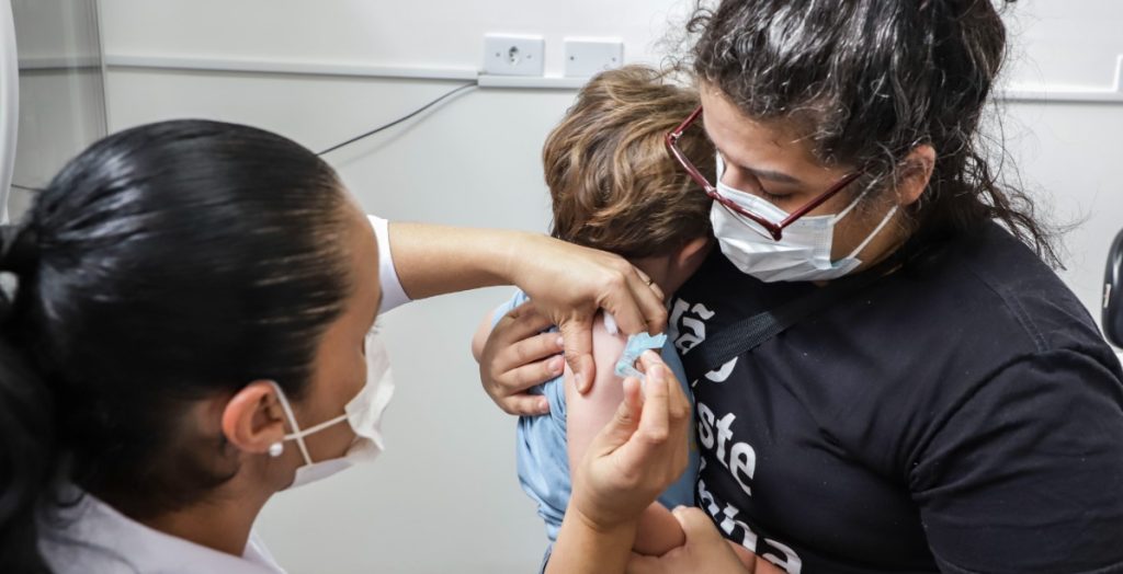 Curitiba retoma vacinação anticovid para bebês nesta semana