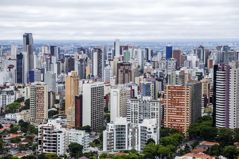 Sexta-feira com céu fechado em Curitiba