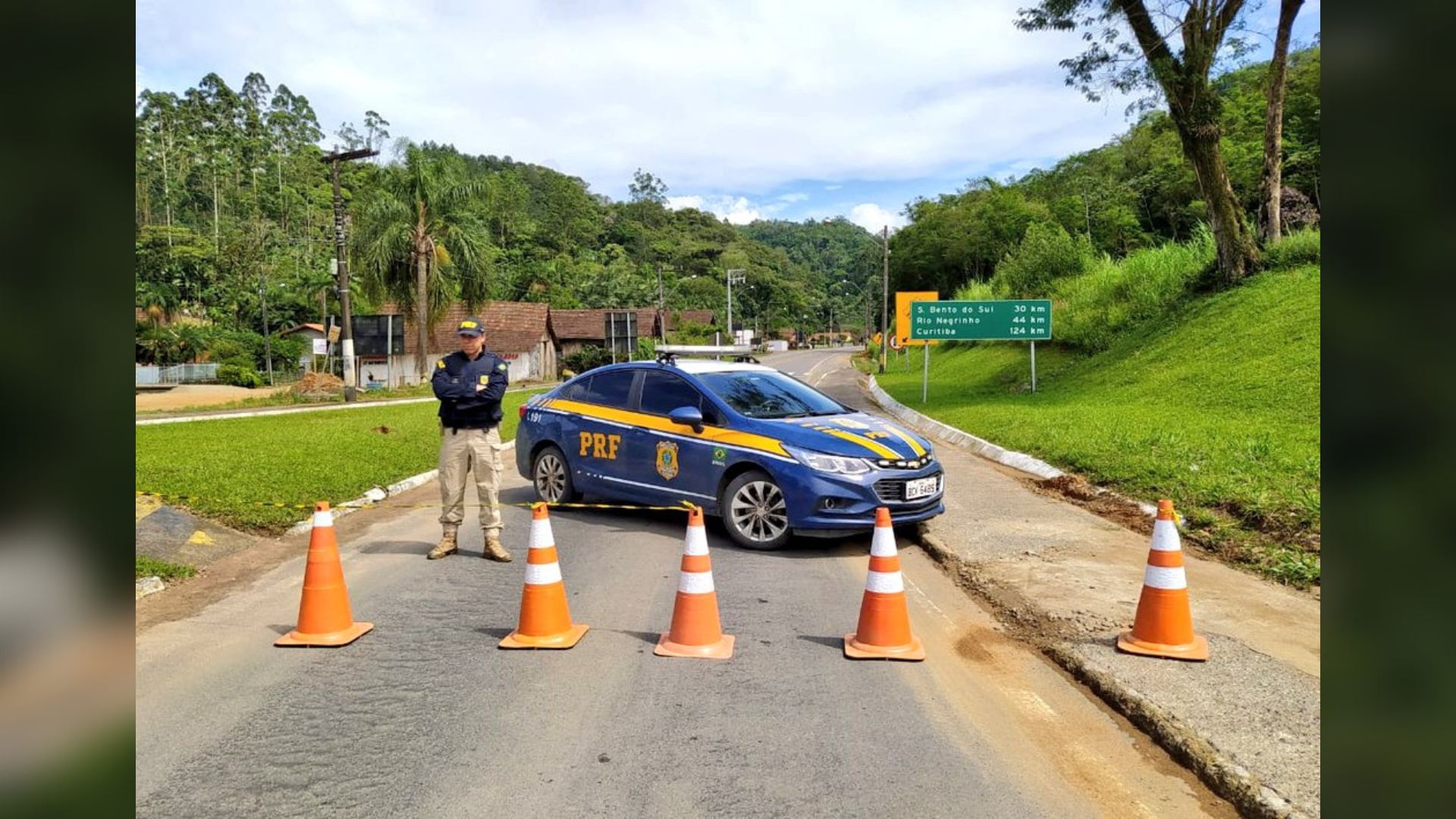 Cratera se abre na BR-277, em Curitiba, e interdita parte da pista