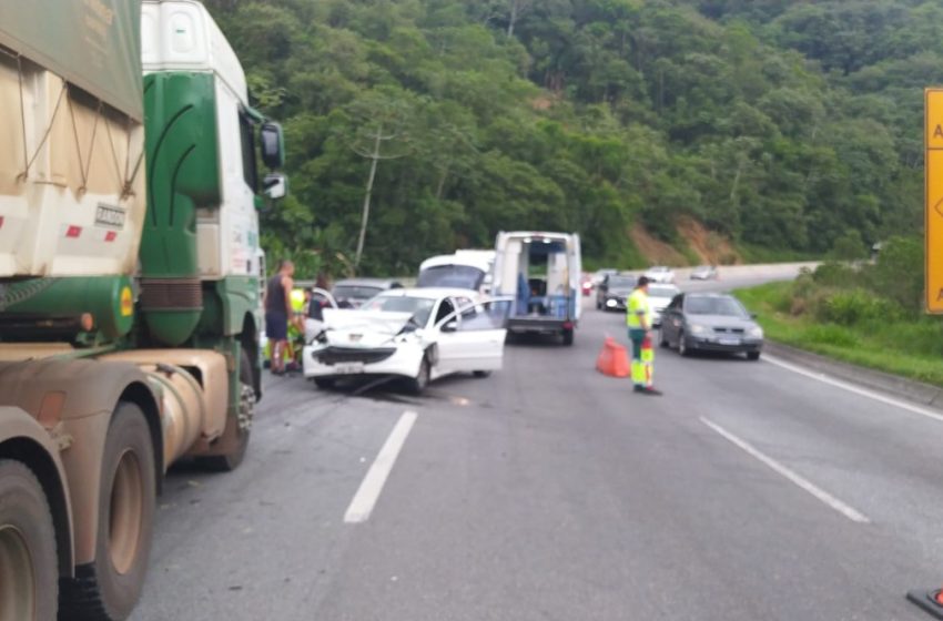Rodovia é liberada após colisão frontal entre carro e carreta
