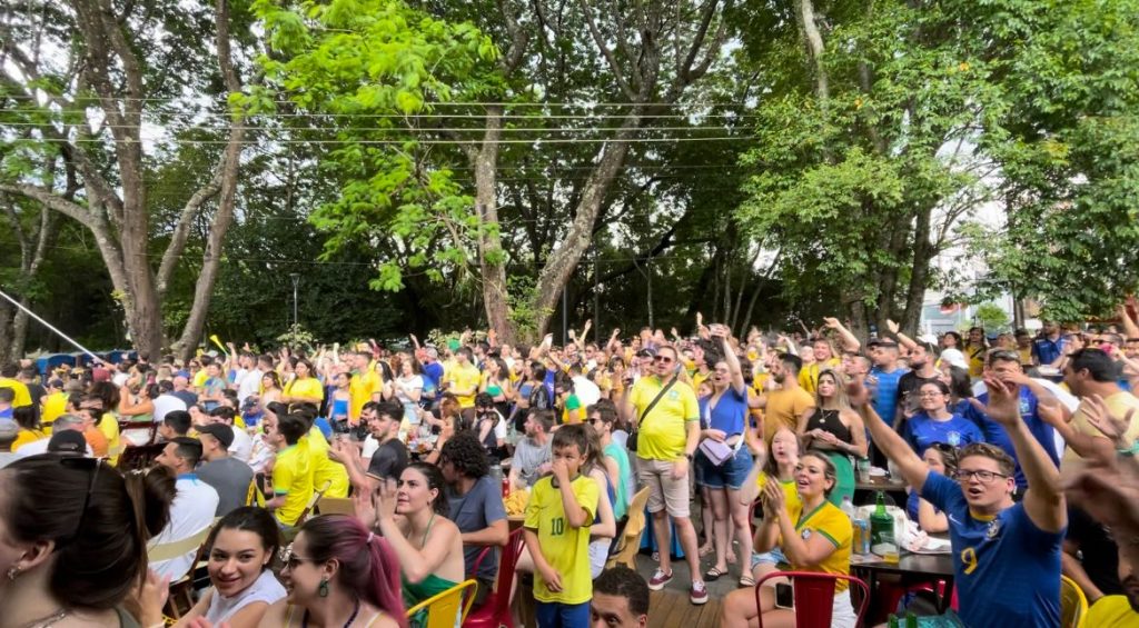 Derrota brasileira na Copa decepciona torcedores em Curitiba