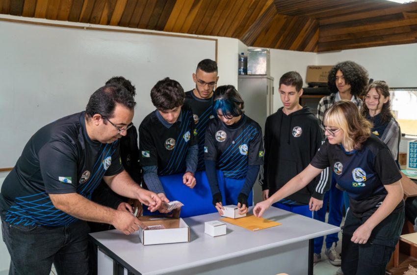  Estudantes do Paraná programam dispositivos que serão enviados à Lua