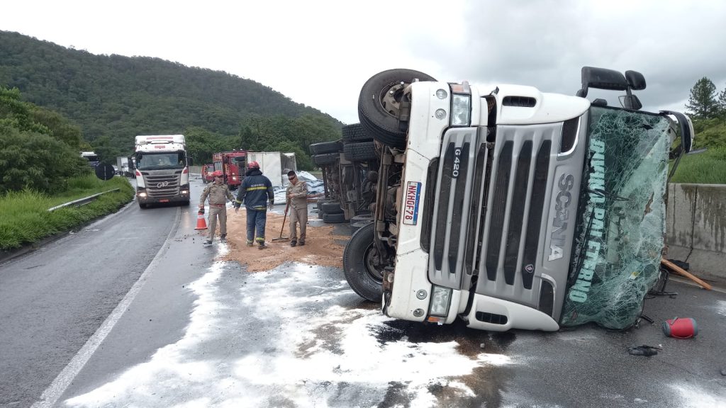 Caminhão tomba na BR-277 em Morretes e complica o trânsito