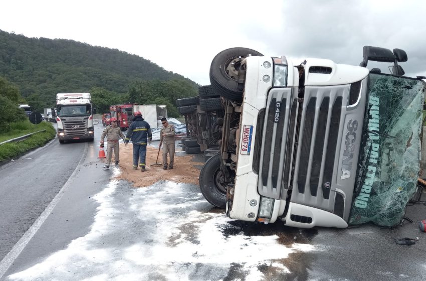  Caminhão tomba na BR-277 em Morretes e complica o trânsito