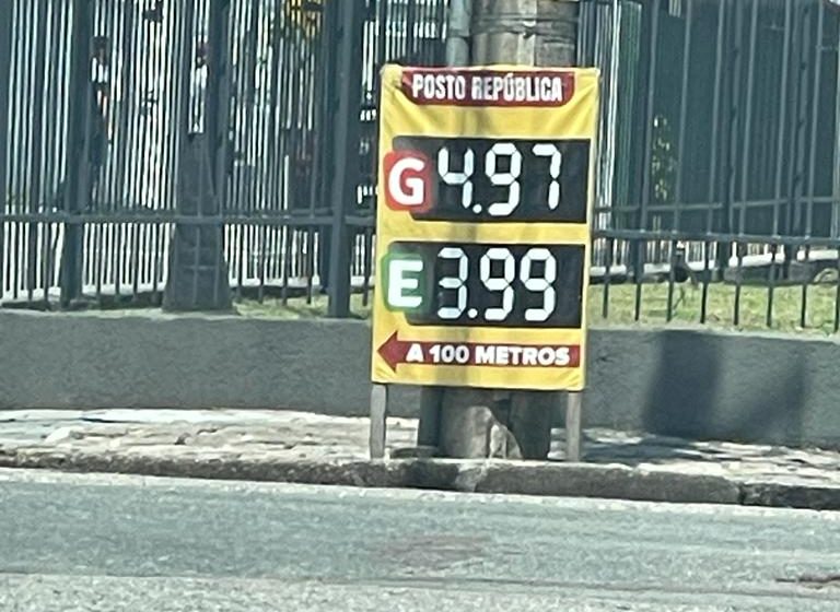  Litro da gasolina chega a menos de R$5 em Curitiba