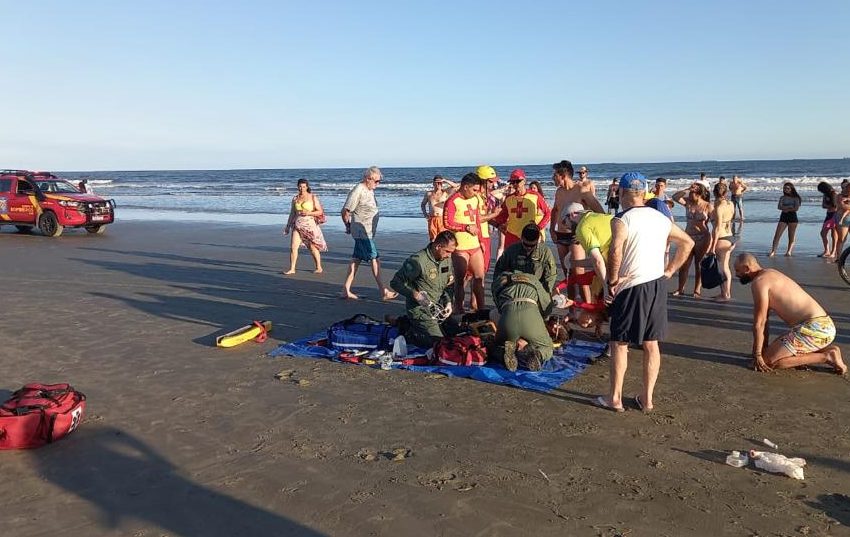  Banhista de Santa Catarina é socorrido em Pontal do Sul