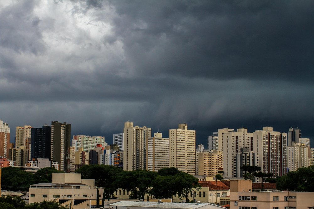 Semana começa com chuvas em Curitiba e no Paraná