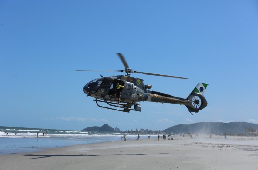 Banhistas devem tomar cuidado com pouso de helicóptero na areia
