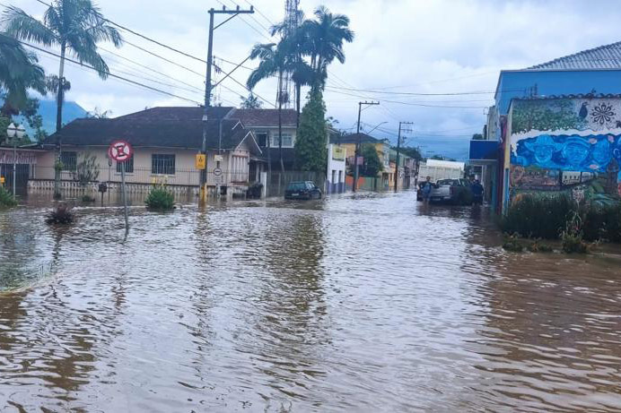 Chuvas deixam cerca de 9 mil pessoas desabrigadas no Brasil
