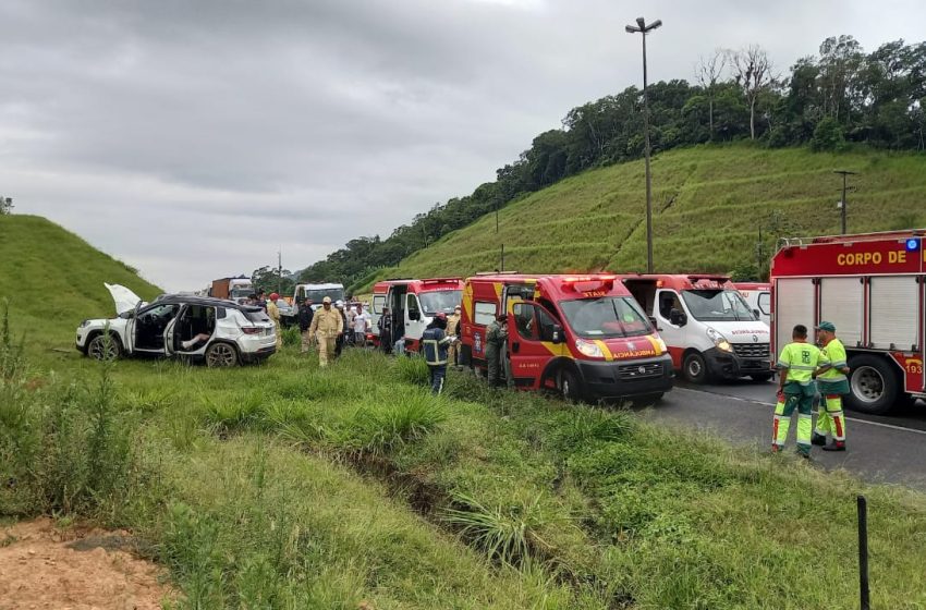  Capotamento deixa cinco pessoas feridas na BR-277