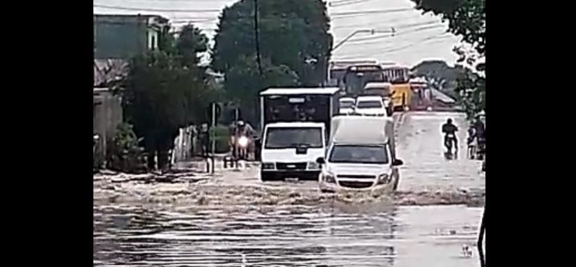  Tempestade tem alagamentos e homem atingido por raio em Curitiba