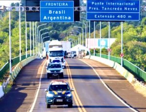 Turistas enfrentam longas filas na aduana entre Brasil e Paraguai