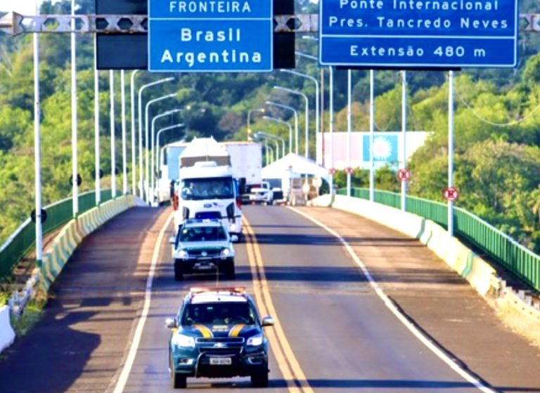 Turistas enfrentam longas filas na aduana entre Brasil e Paraguai