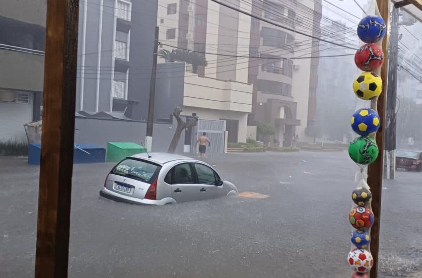  Chuva forte deixa várias ruas alagadas no litoral no Paraná