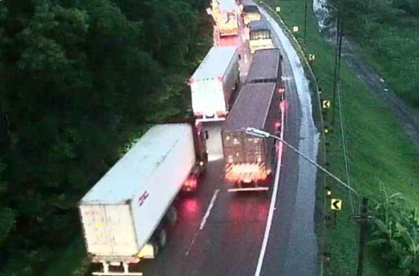  BR-376: 14 quilômetros de fila em Guaratuba, no sentido Curitiba