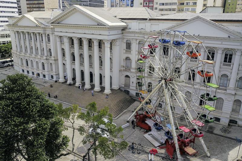 Carrosséis e roda-gigante celebram os 330 anos de Curitiba