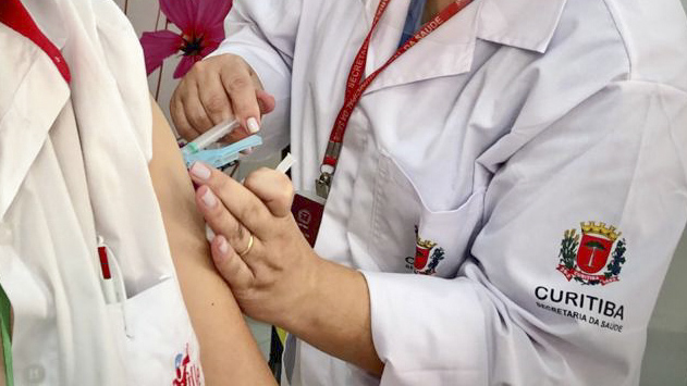 Curitiba começa a vacinar toda população contra gripe; veja locais