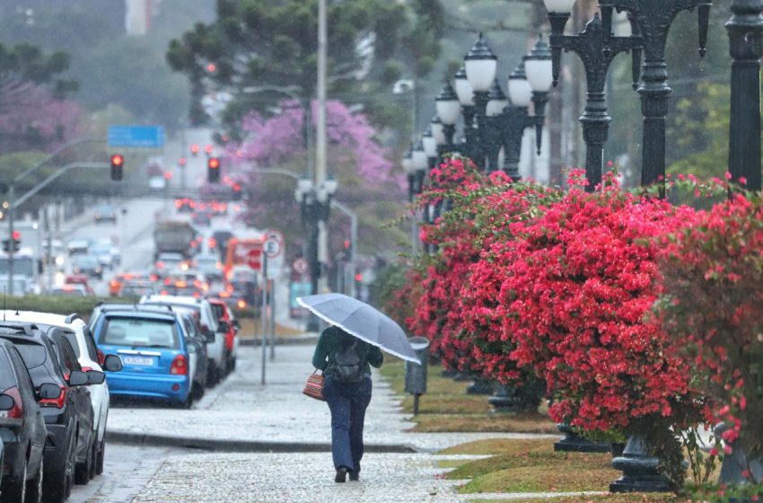  Alerta de tempestade segue até quarta-feira no Paraná