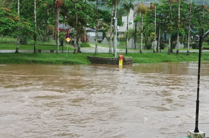  Chuvas causam mais alagamentos em cidades litorâneas