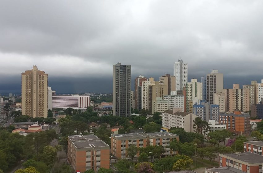  Chove 38 milímetros em menos de uma hora em Curitiba