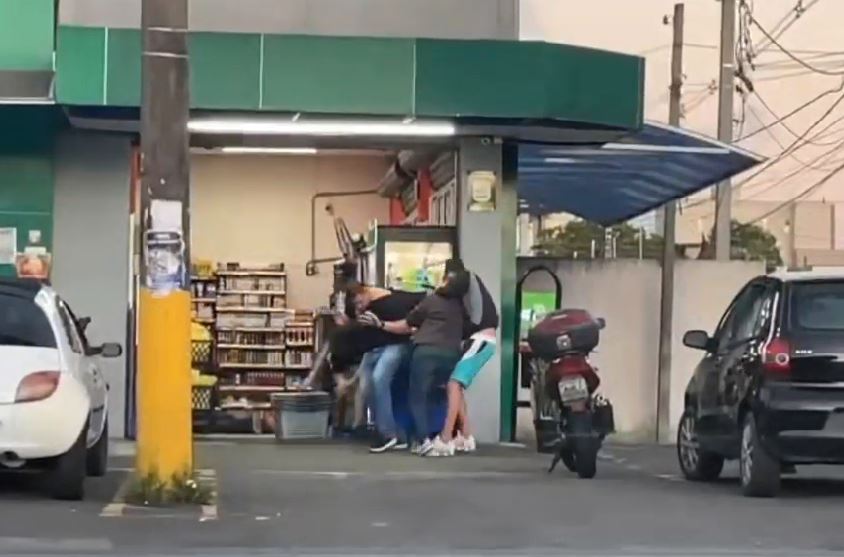  Polícia procura por assaltantes de mercado; vídeos mostram crime