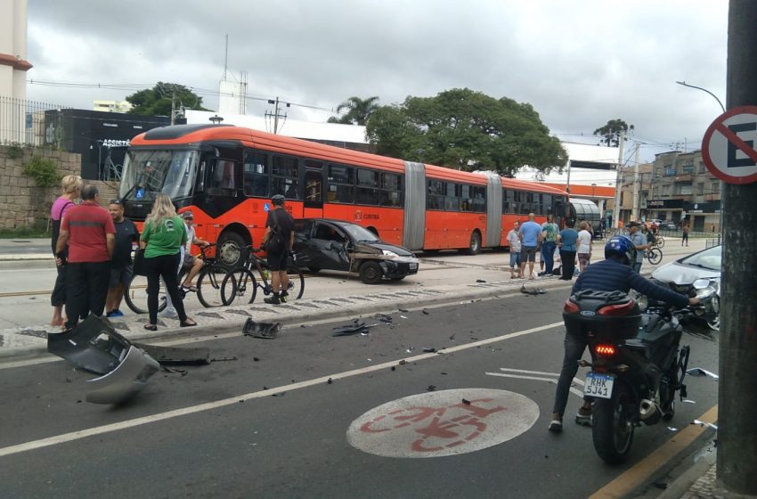  Caminhão desgovernado provoca acidentes em Curitiba