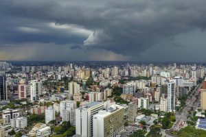 Dia típico de verão, com chuva à tarde em Curitiba