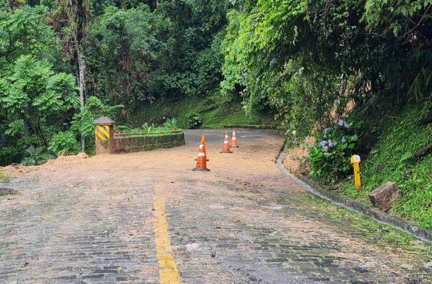  Estrada da Graciosa é bloqueada pelo excesso de chuva