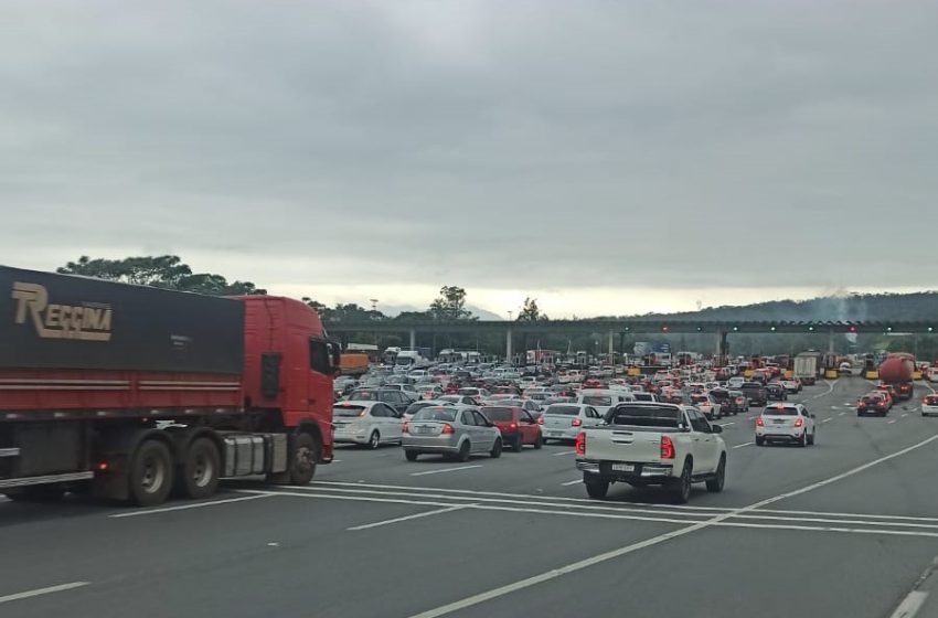  Congestionamento na BR-376 chega aos 56 quilômetros