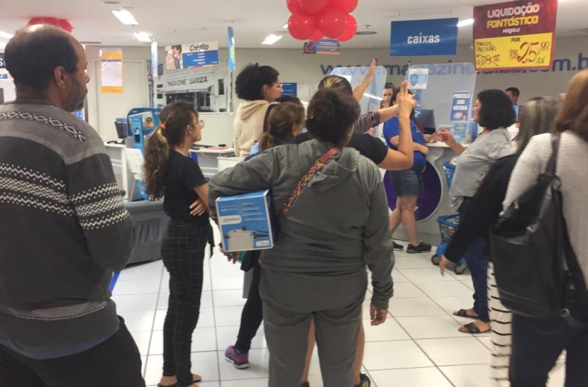  Liquidação atrai consumidores no Centro de Curitiba