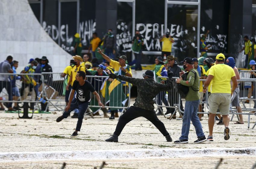  Manifestantes invadem Congresso, Planalto e STF