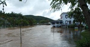 Fortes chuvas deixam 580 pessoas desabrigadas na RMC e litoral