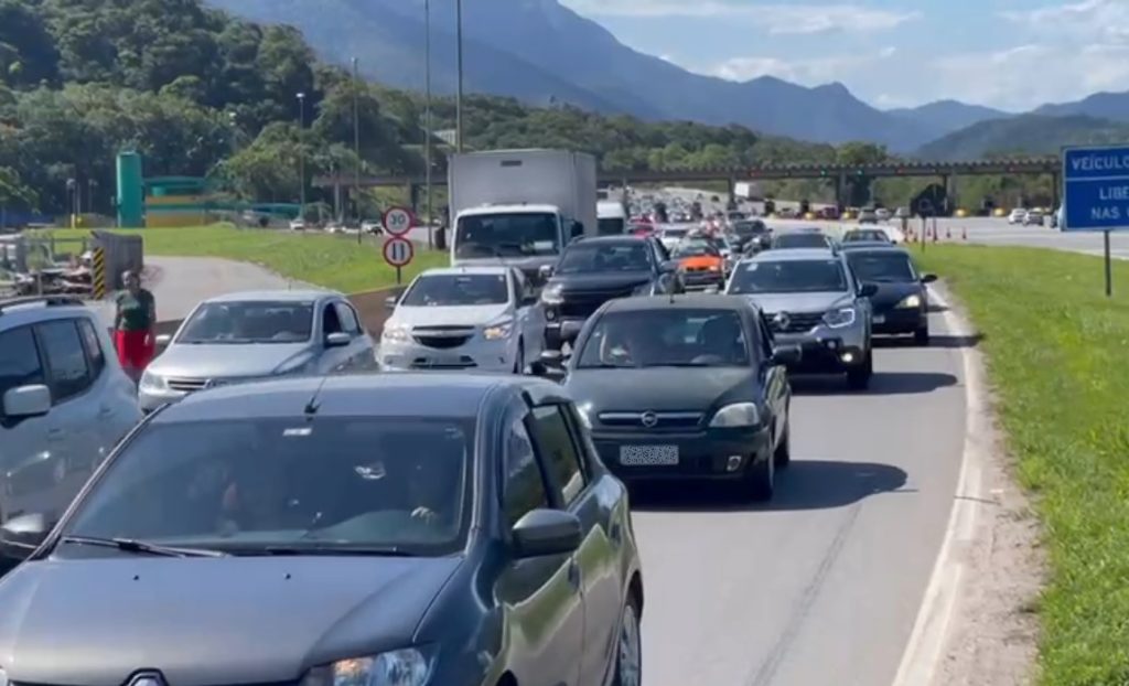 Retirada de caminhão acidentado em SP causa interdição na BR-116