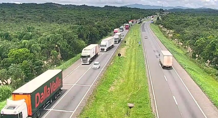  BR-376: 6 quilômetros de fila em Guaratuba, no sentido Curitiba