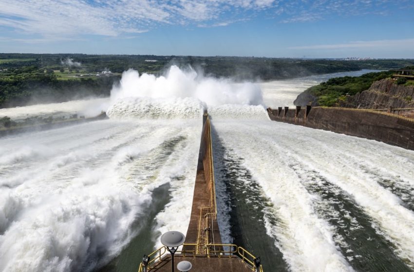  Vertedouro de Itaipu alcança 8 vezes média das Cataratas