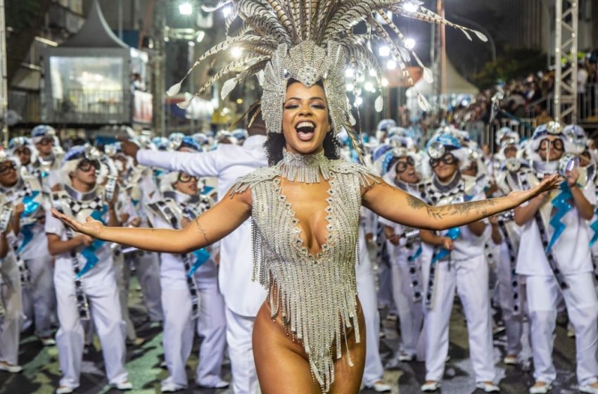  Mocidade Azul vence o Grupo Especial do Carnaval de Curitiba