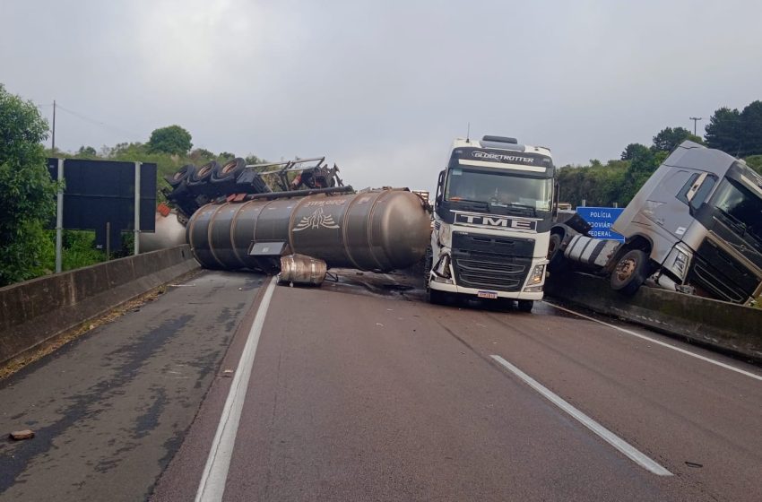  BR-277 é interditada após acidente com caminhões