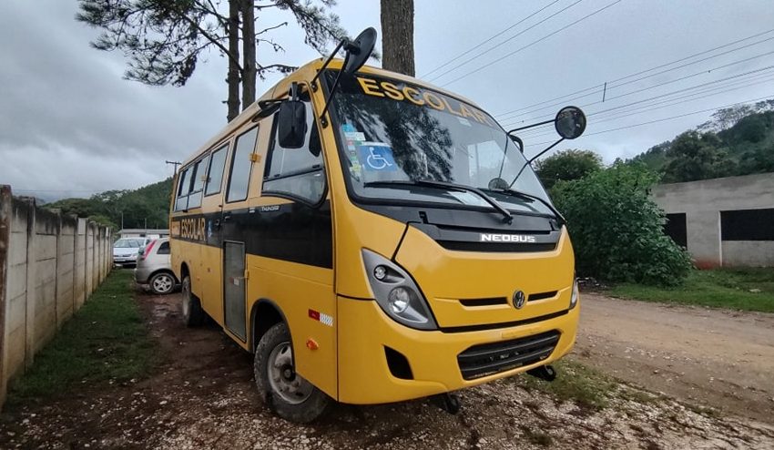Tunas: Ônibus escolar sai da pista e deixa alunos feridos