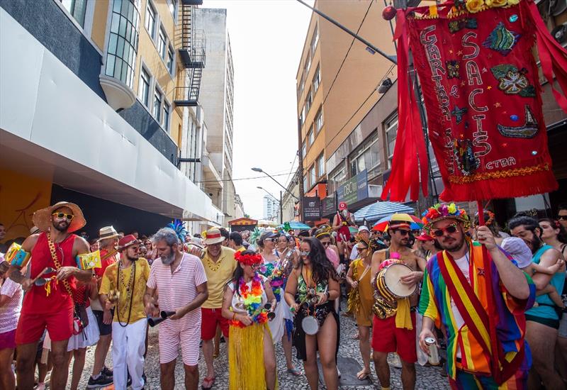  Blocos Garibaldis e Sacis movimentam pré-carnaval de Curitiba