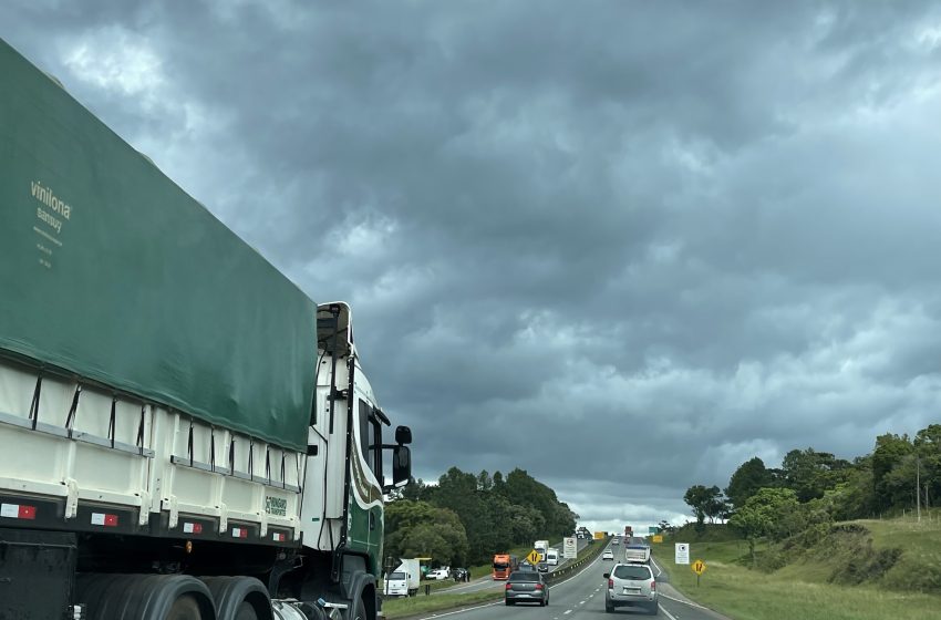 BR-376 é interditada por causa de chuva intensa  