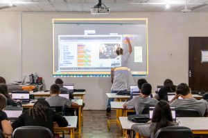 99,4% de escolas públicas do Paraná têm acesso a computadores
