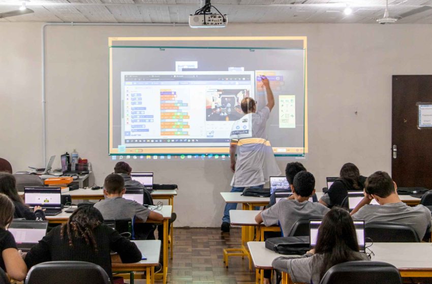  99,4% de escolas públicas do Paraná têm acesso a computadores