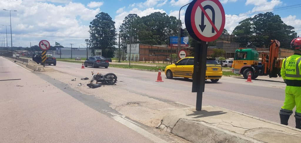 BR-116: Motociclista fura o sinal vermelho e morre em colisão