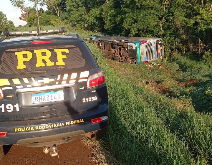  Duas pessoas ficam feridas em acidente com ônibus no interior